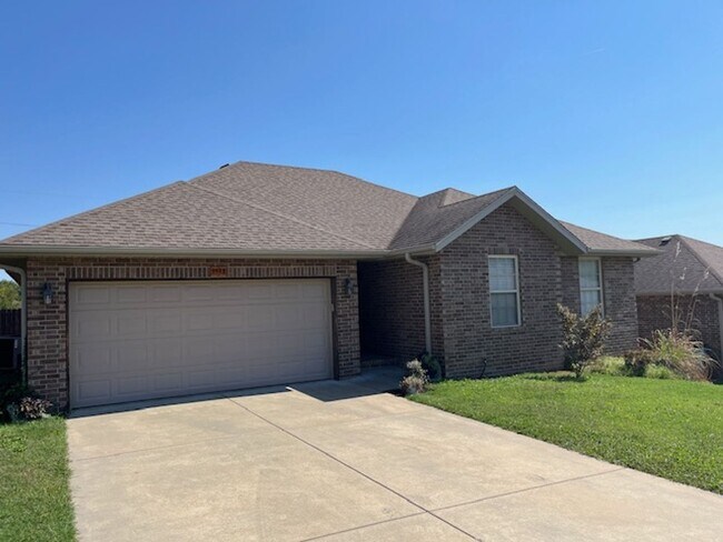 Building Photo - All brick 3 bedroom 2 bath house