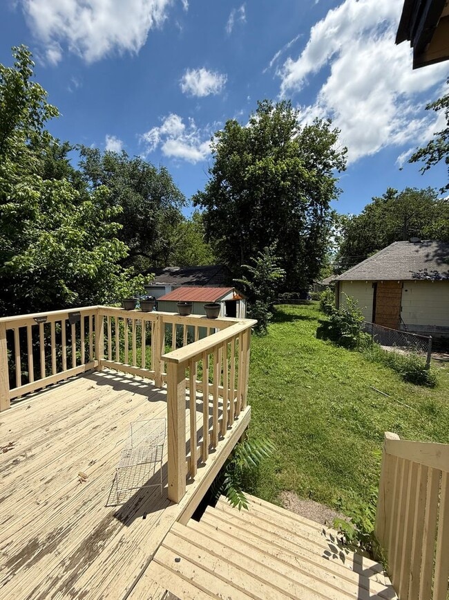 Building Photo - New paint/ hardwood floors 3BD 1 BA