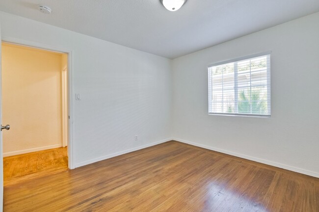 Building Photo - Duplex in Mountain View -  hardwood floors...