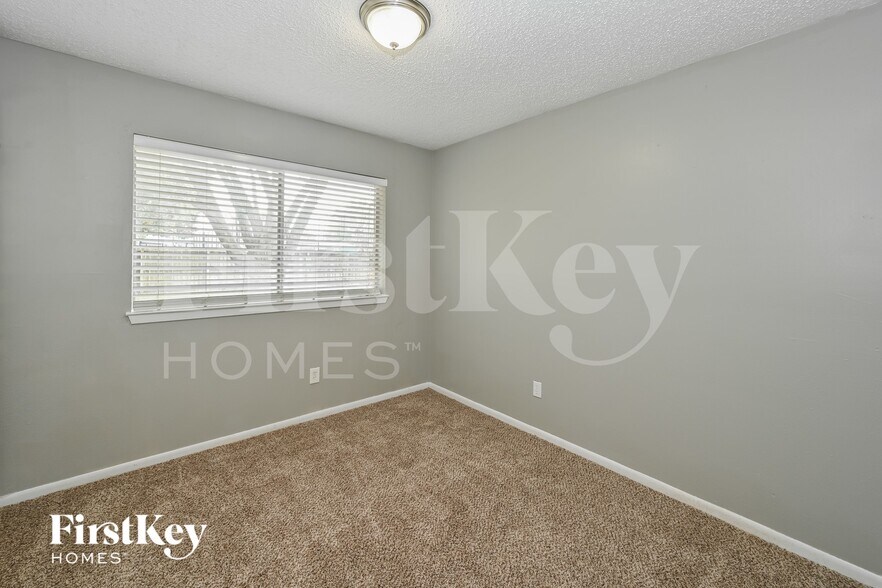 Building Photo - 18007 Sagecroft Dr