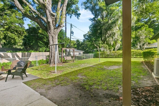 Building Photo - Beautifully Renovated 3 Bedroom 1 Bath Home on Large Corner Lot