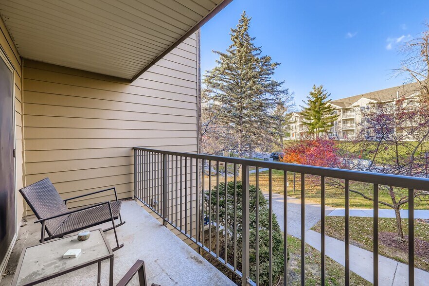 Building Photo - 2250 Ridge Dr