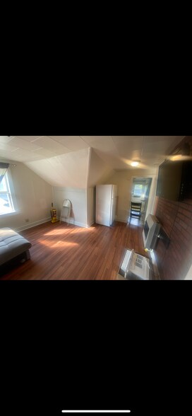 Building Photo - 21 Haendel St