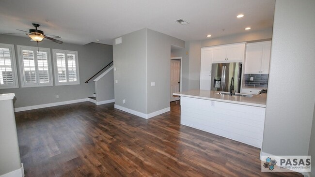 Building Photo - Modern Corner-Unit Condo with tandem 2-Car Garage in Central San Diego