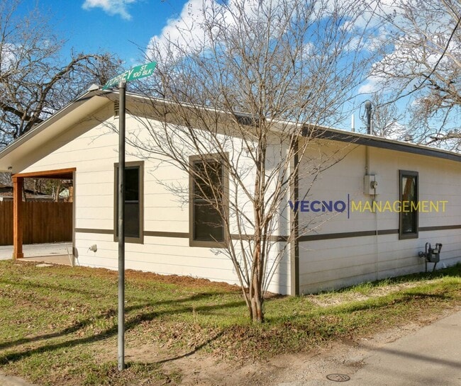 Building Photo - 129 E Torrey St