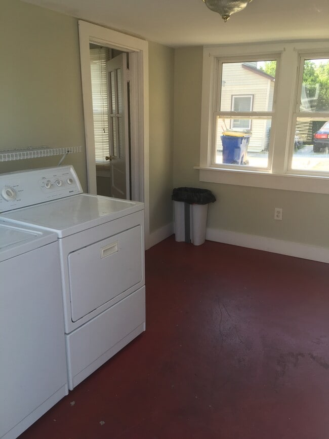 Building Photo - 70 New London Rd