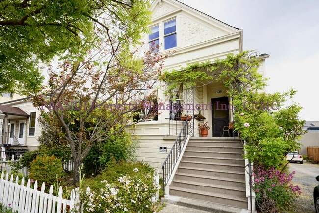 Primary Photo - Upstairs 1 Bed, 1 Bath Unit with Bright an...