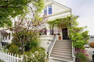 Building Photo - Upstairs 1 Bed, 1 Bath Unit with Bright an...