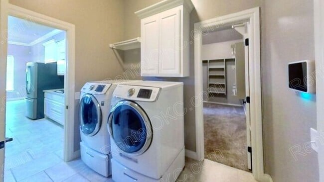 Building Photo - Super 4 bed 2 bath on the Southwest side.