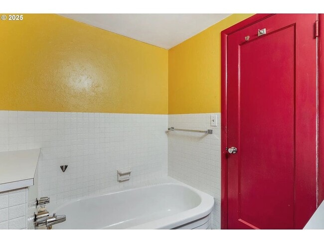 Building Photo - Gorgeous College Hill 4 BD, 3BA in desirab...