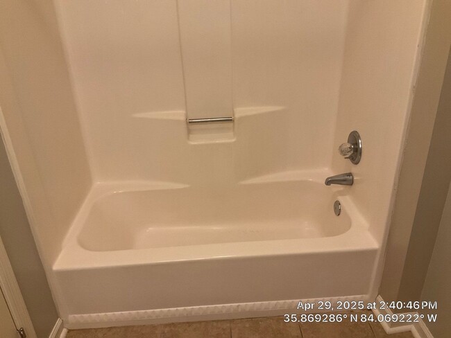 Building Photo - 3 Bedroom / 2.5 Bath House Available Now