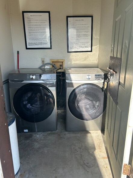 Building Photo - 3953 N Palm Grove Dr