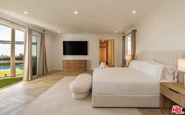 Building Photo - 560 Chalette Dr