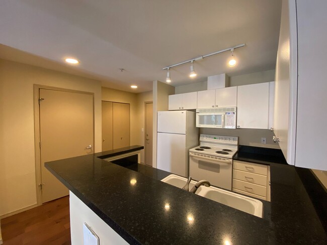 Building Photo - 1 Bed 1 Bath Condo in Seattle - Includes P...