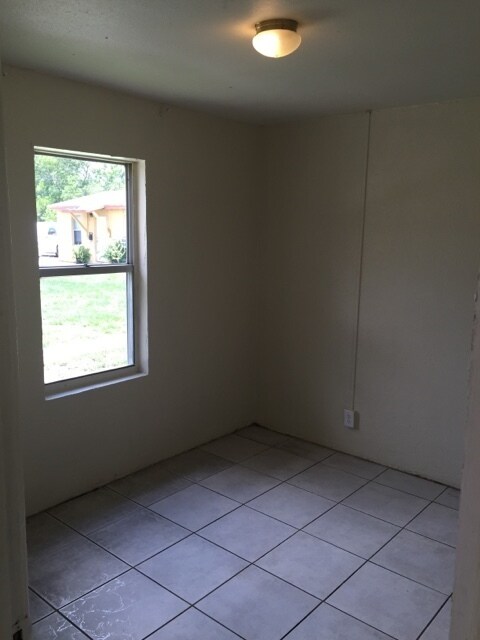 Building Photo - 2-1 Apartment