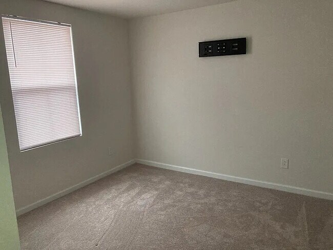 Building Photo - 5 Bedrooms 2.5 Bedrooms