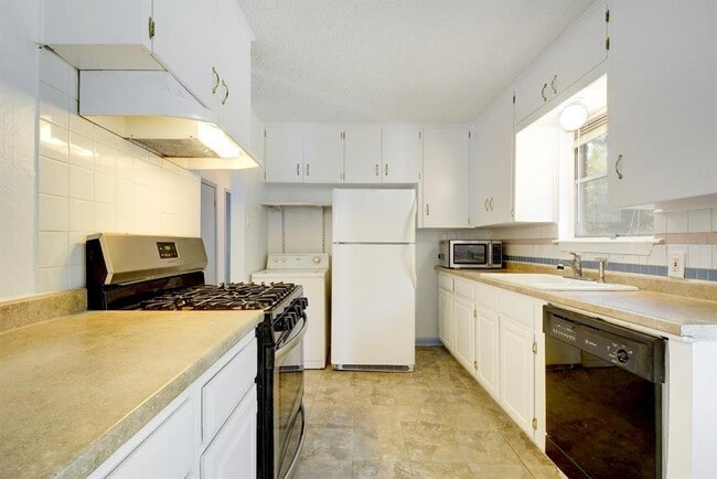 Building Photo - 4704 S Forest Dr
