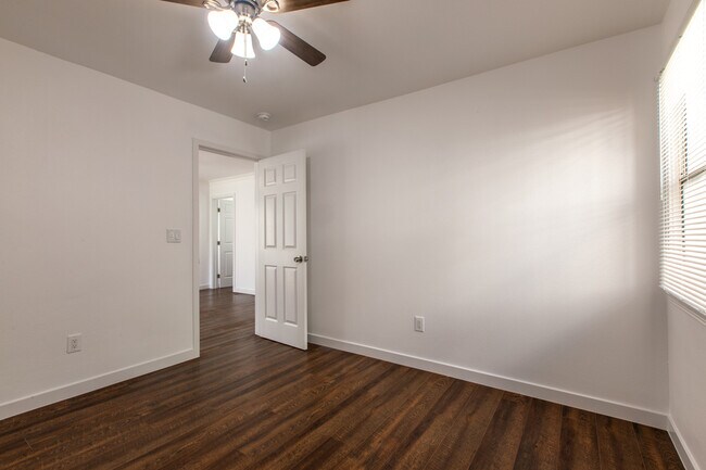 Building Photo - 5421 S Gramercy Pl