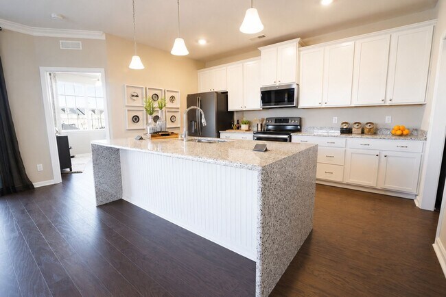 Building Photo - Marketing title- 4 bedroom/ 3 bathrooms- The Promenade at John Tyler