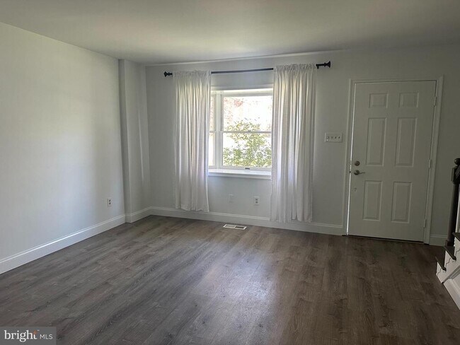 Building Photo - 223 E 8th Ave