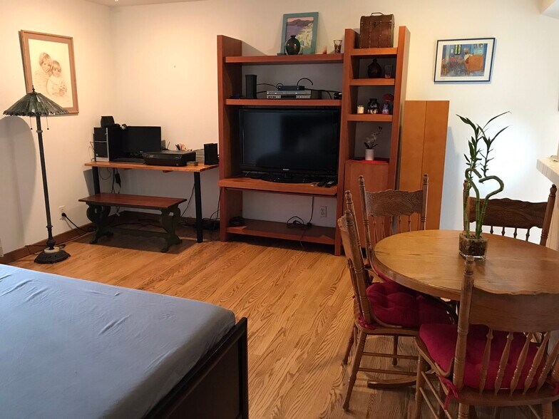 TV - 6000 Bixby Village Dr