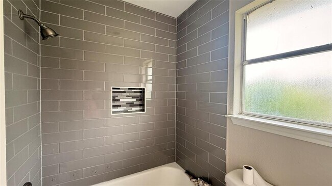 Building Photo - 805 Malden Cove
