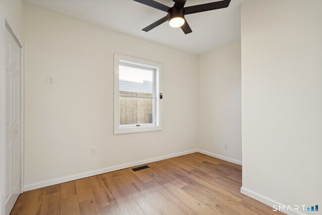 Building Photo - 21 Soundview Ave