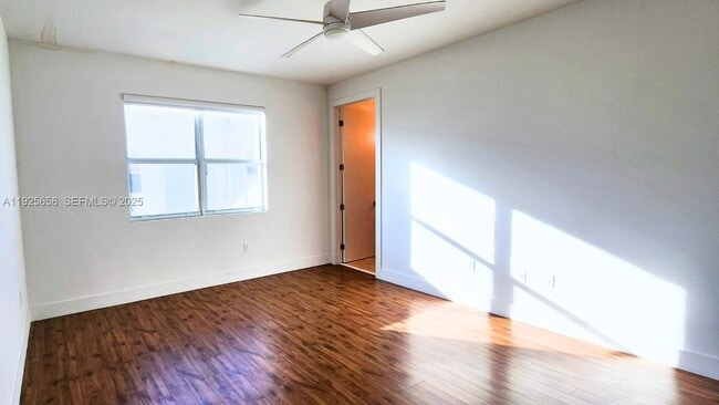 Building Photo - 460 NE 35th Ct