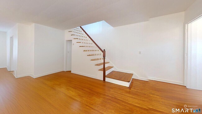 Building Photo - 638 Prospect St