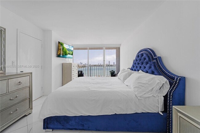 Building Photo - 7601 E Treasure Dr