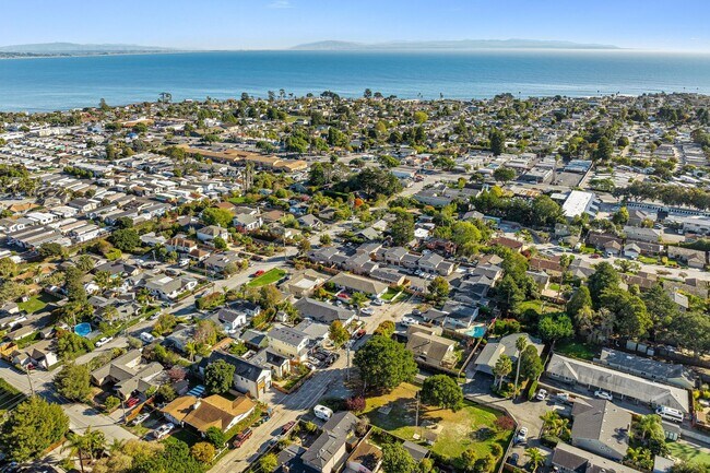 Building Photo - 35th (907 - 929)
