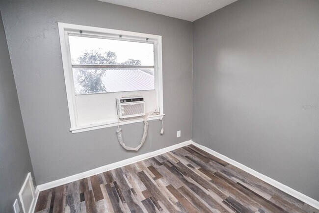 Building Photo - 2315 W Rio Vista Ave