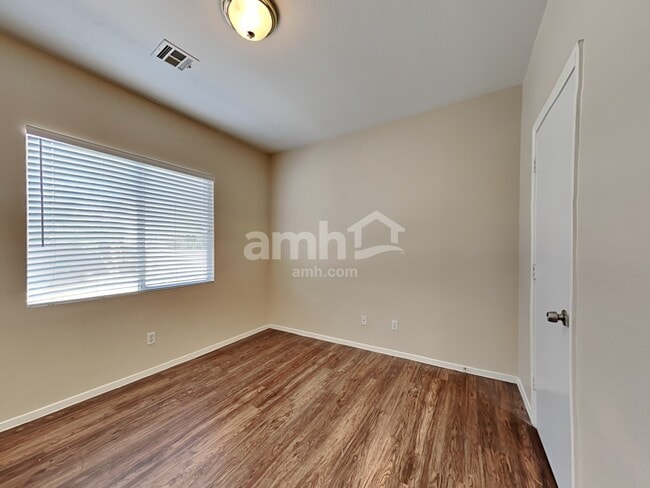 Building Photo - 1330 Summer Dawn Ave