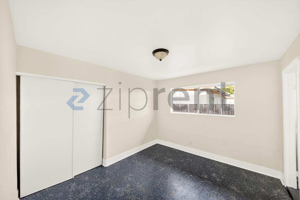 Building Photo - Unit