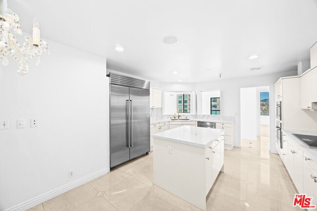 Building Photo - 10724 Wilshire Blvd