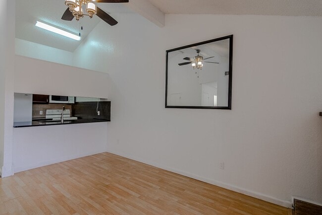 Building Photo - Pre-Leasing - Cute Charming 2-bedroom