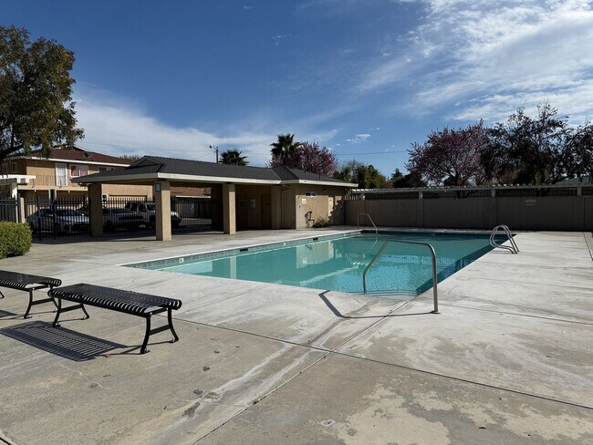 Building Photo - 2112 Chrysler Dr