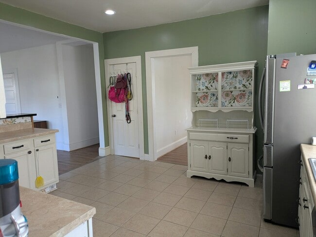 Building Photo - 705 E State St