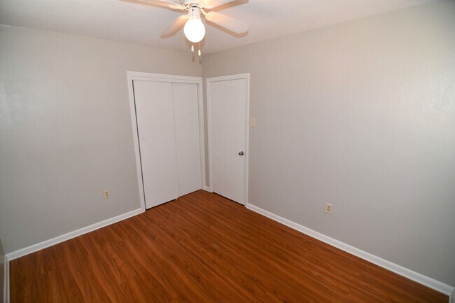 Building Photo - Newly Renovated!  3 bedroom, 1 bath home off Baker Blvd with easy access to Plank