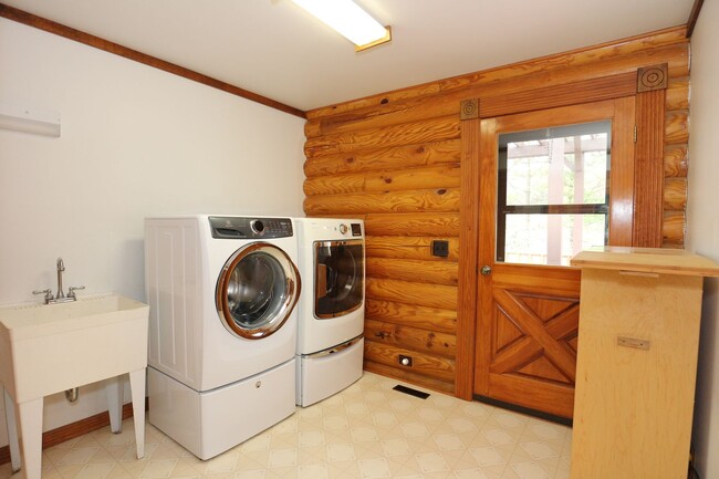 Building Photo - Gorgeous Log Cabin near West Lafayette!