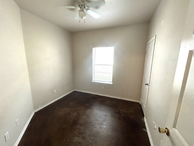 Building Photo - 3/2 Home with a Yard and Central AC