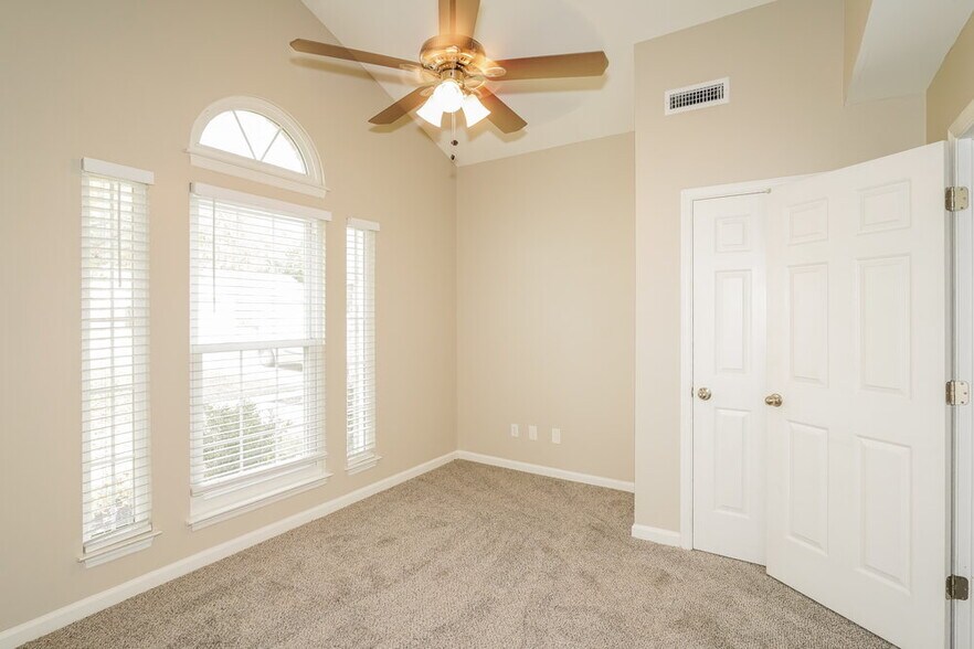 Building Photo - 104 Northlake Dr