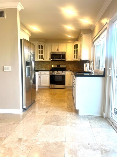 Building Photo - 5052 Hampton Ct