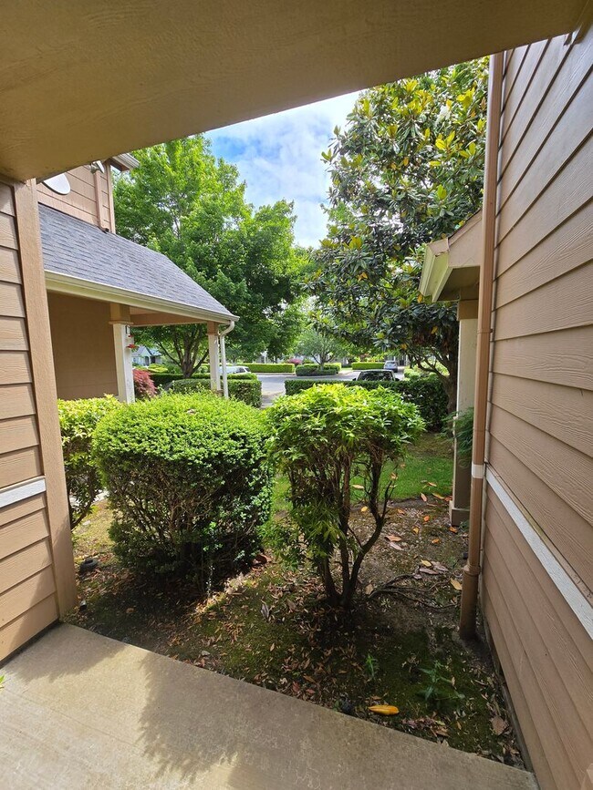 Building Photo - Spacious Condo off Coburg