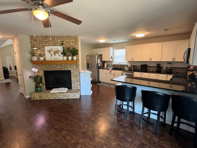 Building Photo - 3-Bedroom, 2-Bathroom Modern Home in East ...