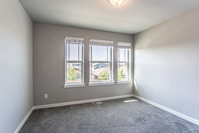 Building Photo - Spacious 4 bed home in Cascade Vista Commu...