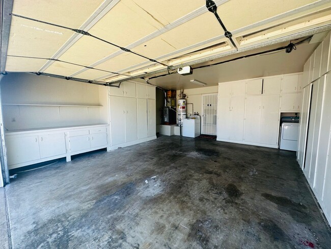 Building Photo - Spacious 3 Bedroom 2 Bath in Mira Mesa! Bi...