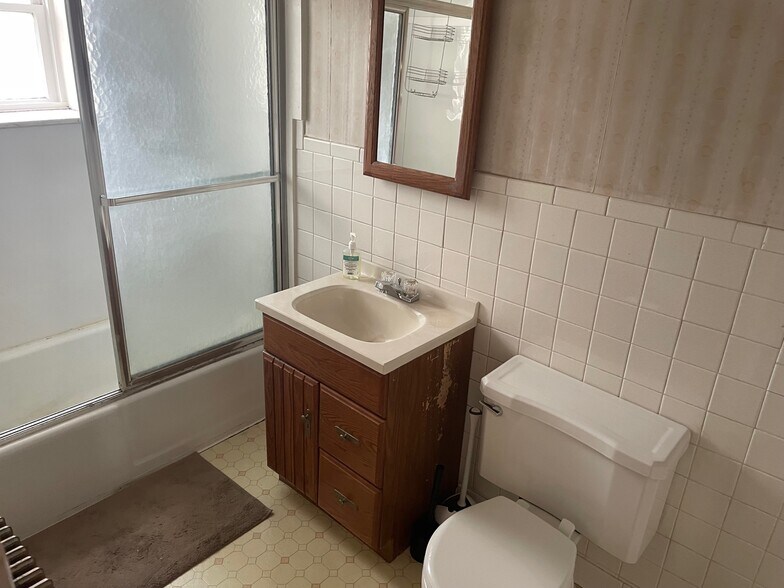 Bathroom - 622 Copeland St