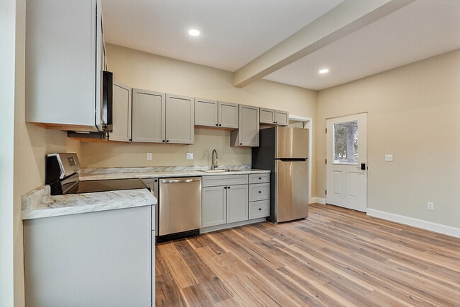 Building Photo - 392 S Main St