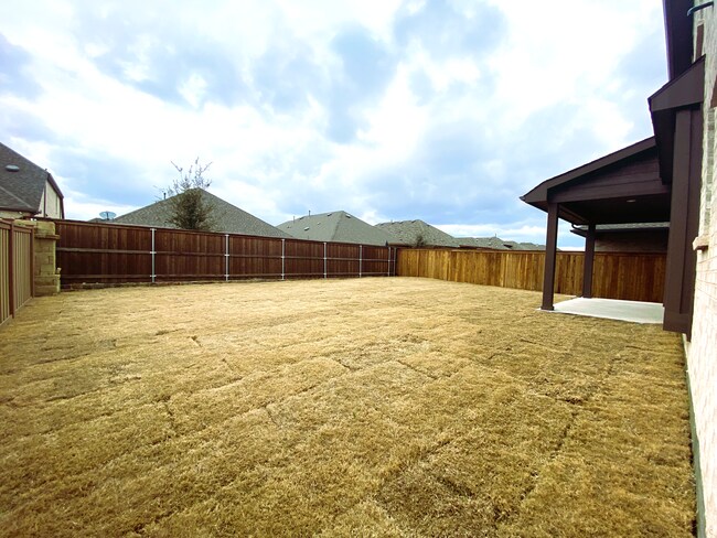 Big Backyard to with lots of room to entertain and host family and friends - 621 Hummingbird Dr